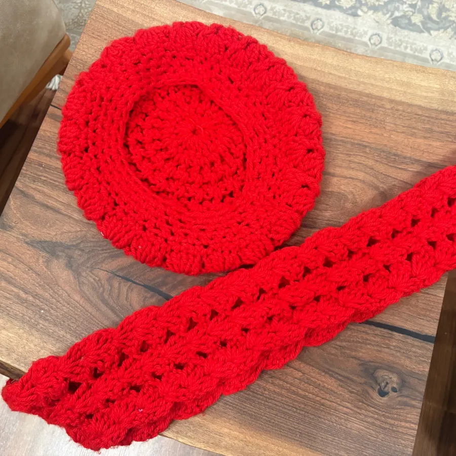 شال و کلاه قرمز خوشرنگ