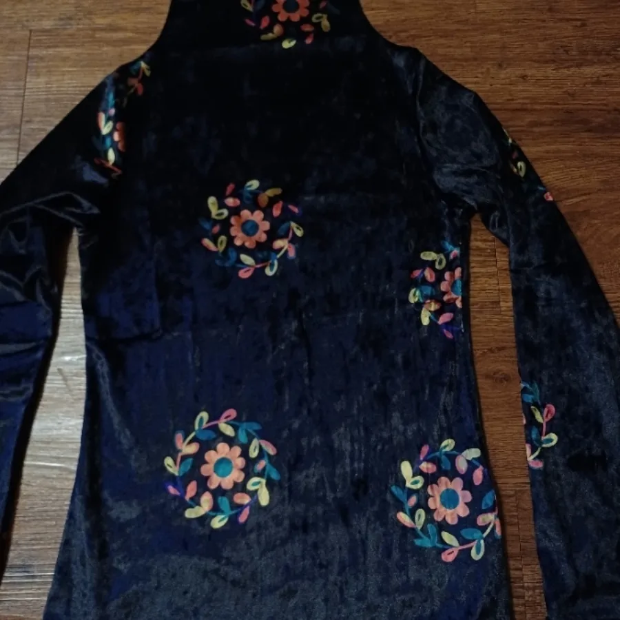 بلوز مخمل کاملا نونو خارج