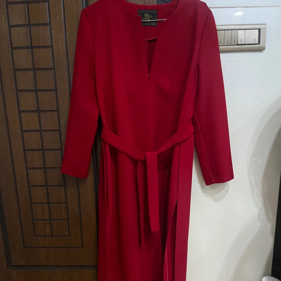 تعدادی لباس در حد نو