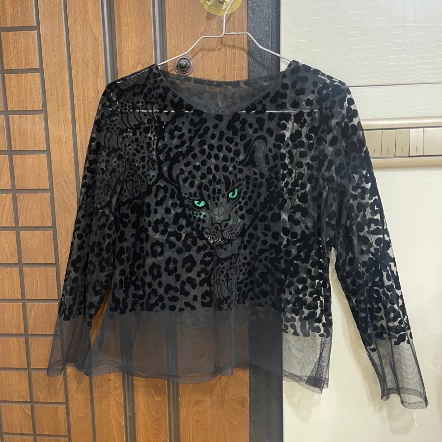 تعدادی لباس در حد نو