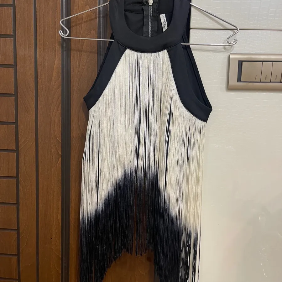 تعدادی لباس در حد نو