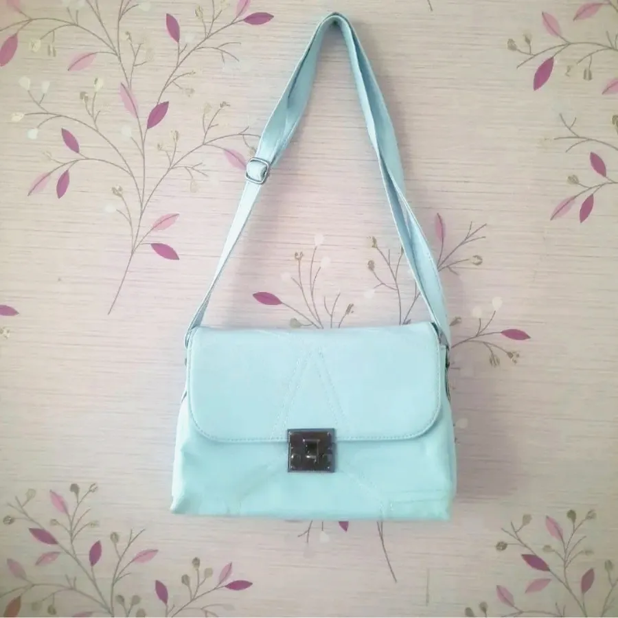 کیف آبی روشن