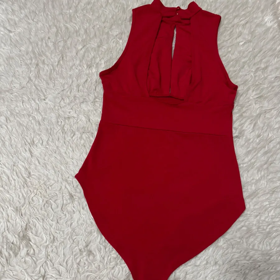 بادی قرمز دکمه دار S