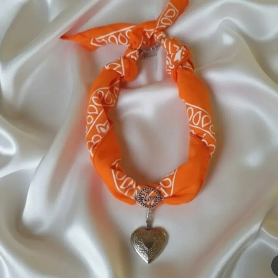 گردنبند پارچه‌ای