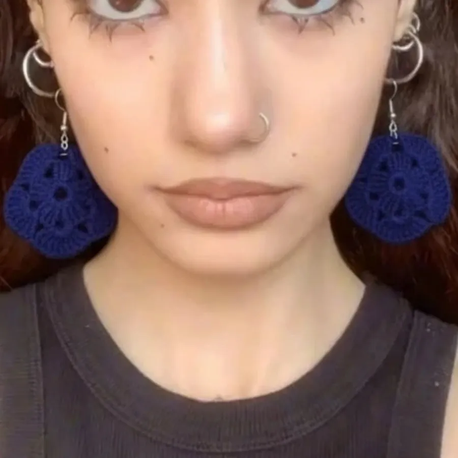 کلاه و گوشواره آبیس