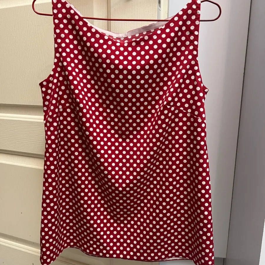 تاپ خالخالی قرمز وسفید