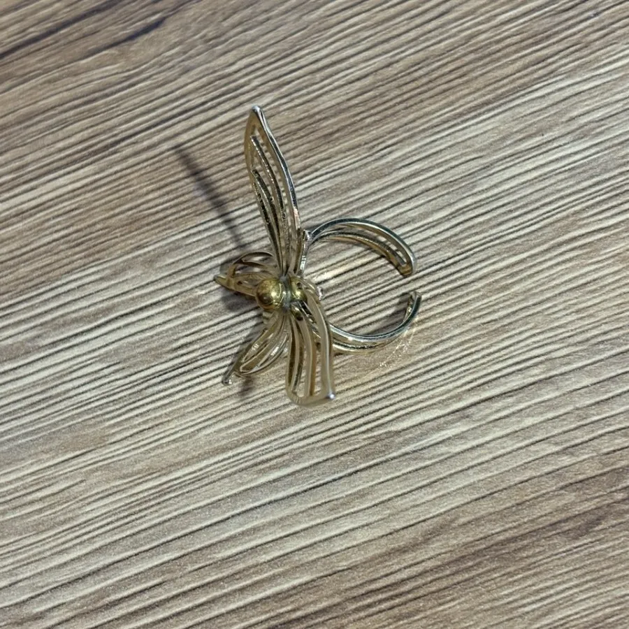 انگشتر پروانه