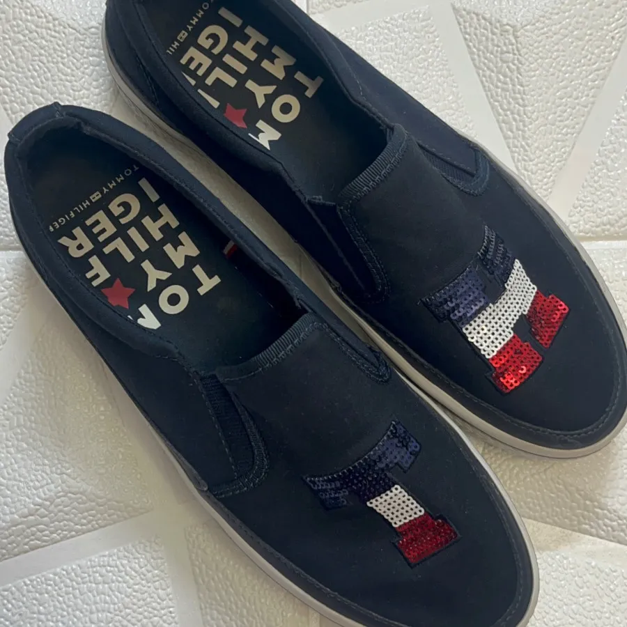 اسنیکرز تامی هیلفیگر اصل