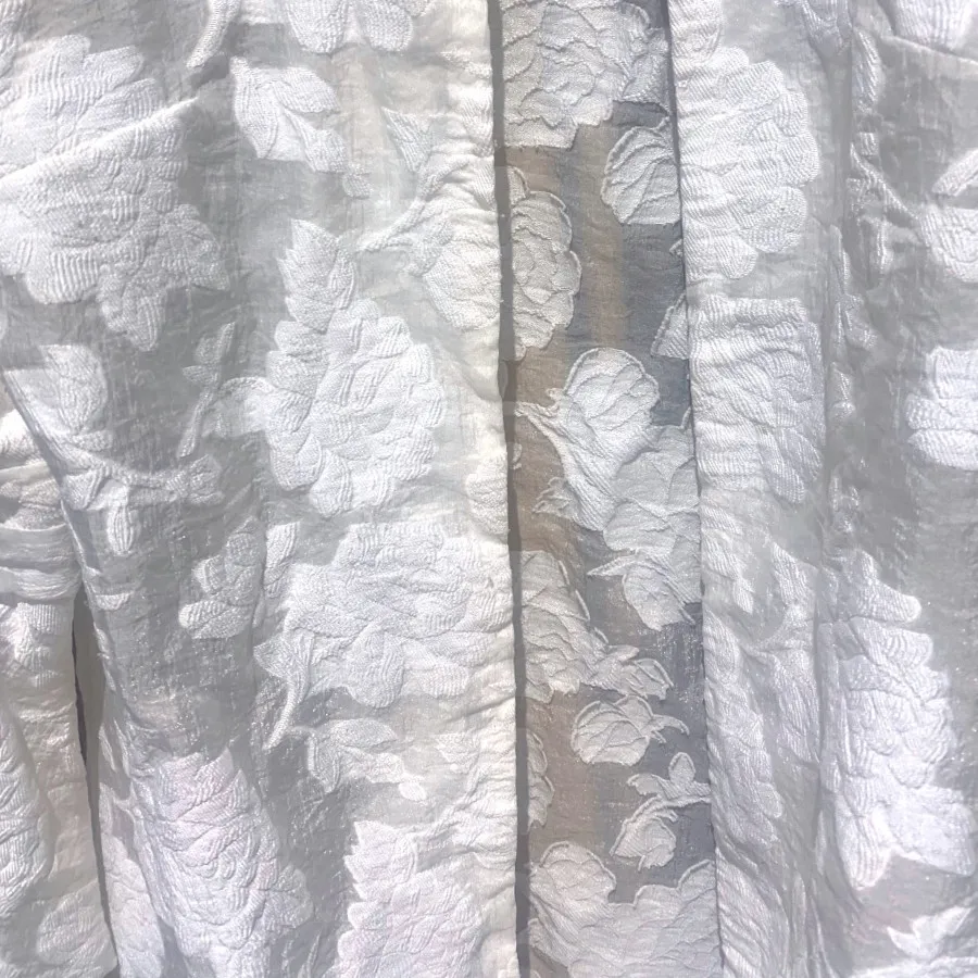 مانتوی سفید گیپور ژاکارد