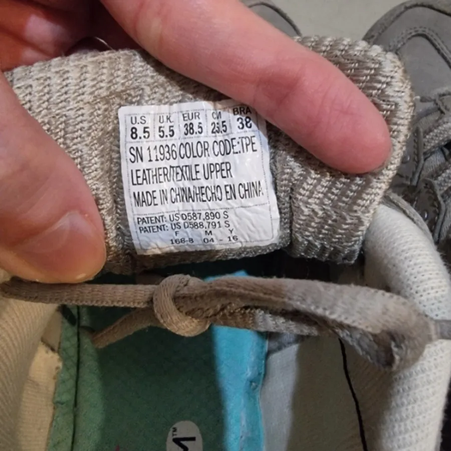 کتانی اسکیچرز