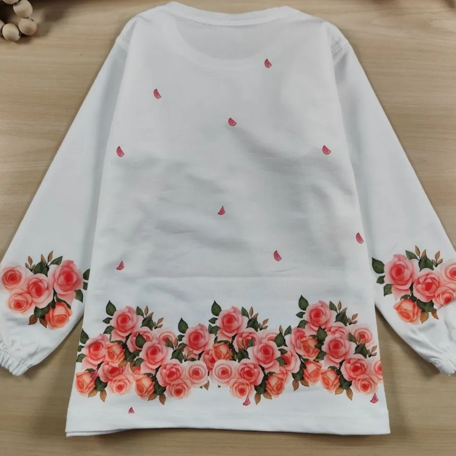 بلوز تک یلدایی دختر و گل