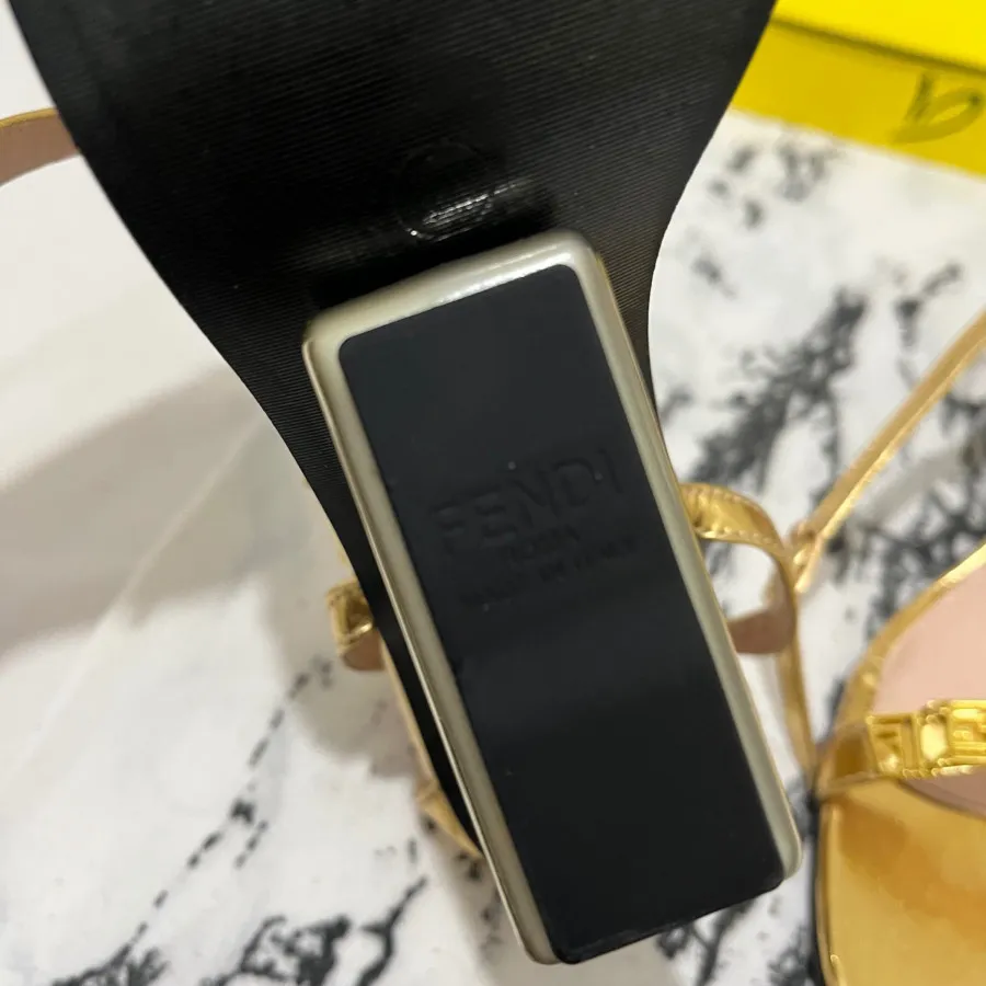 کفش فنداچه فندی ورساچه