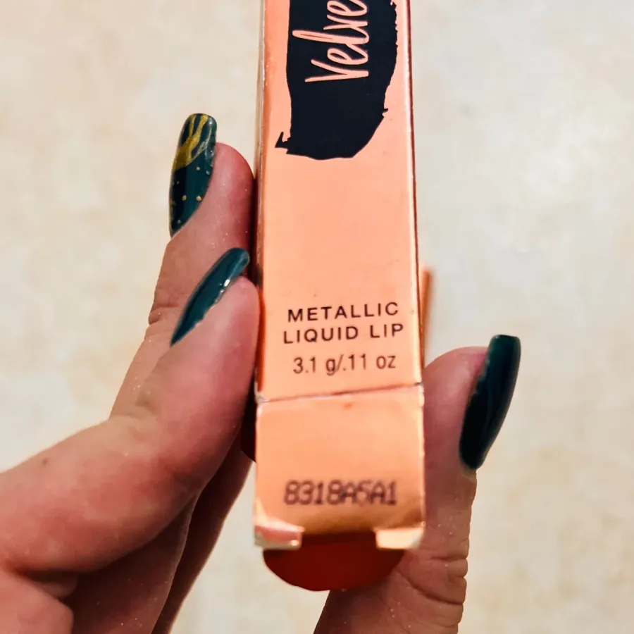 لیپ گلاس ویکتوریا سکرت