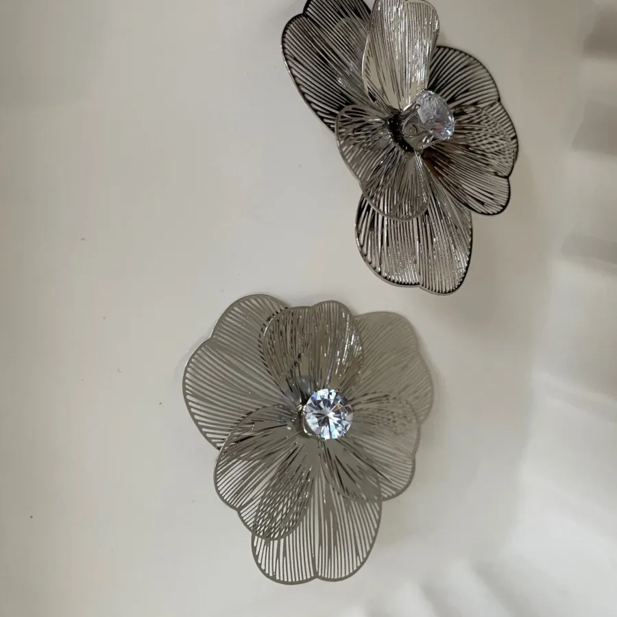 گوشواره گل توری نگینی