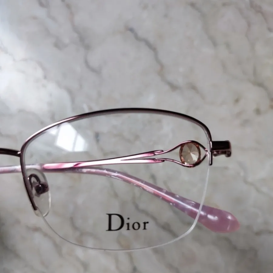 عینک طبی و افتابی زنانه