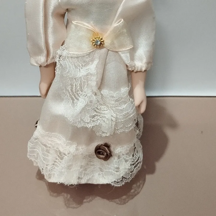 دوعدد عروسک پرسلین