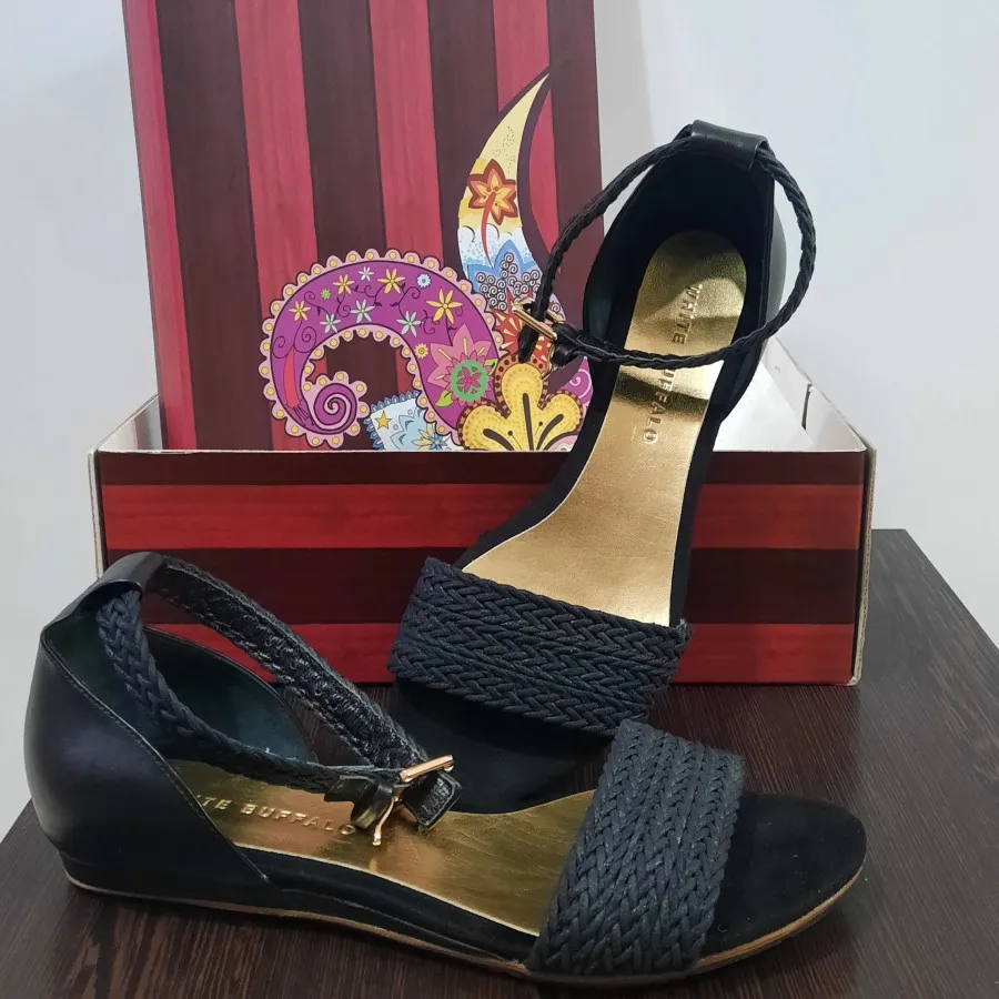 صندل تخت مشکی بوفالو سفید