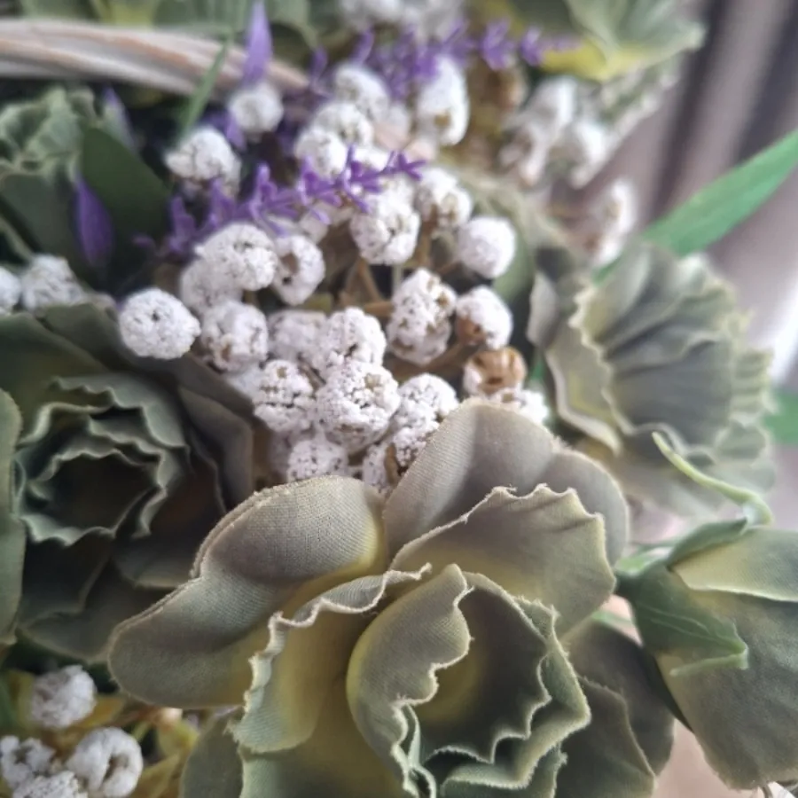 گلدان با گل مصنوعی