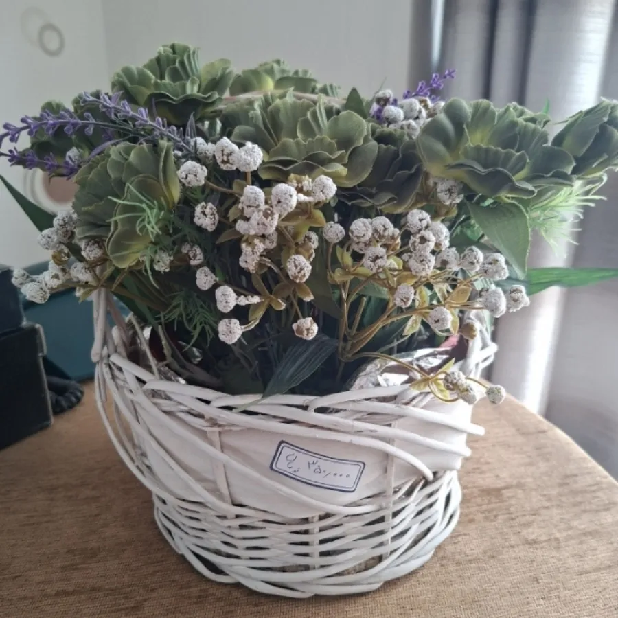 گلدان با گل مصنوعی