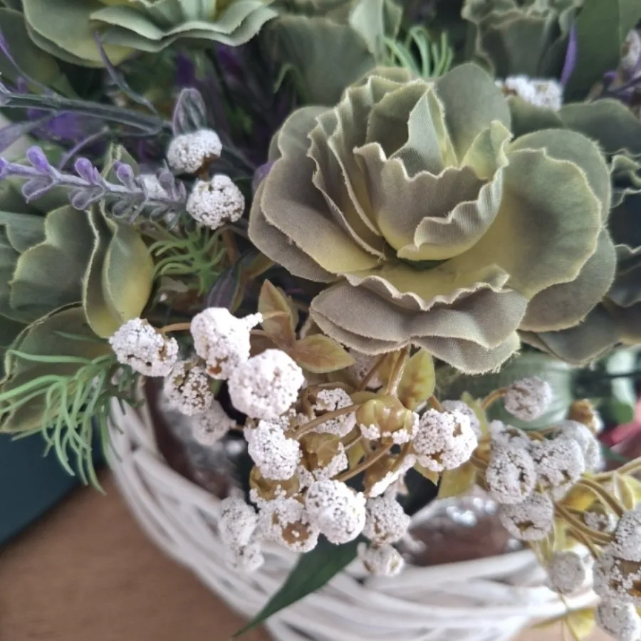 گلدان با گل مصنوعی