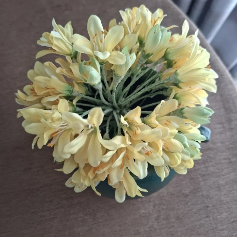 گلدان با گل مصنوعی