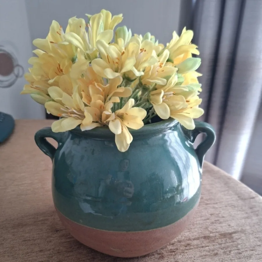 گلدان با گل مصنوعی