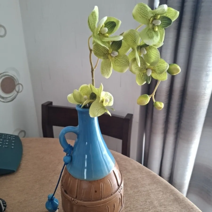 گلدان با گل مصنوعی