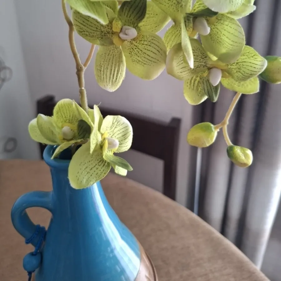 گلدان با گل مصنوعی