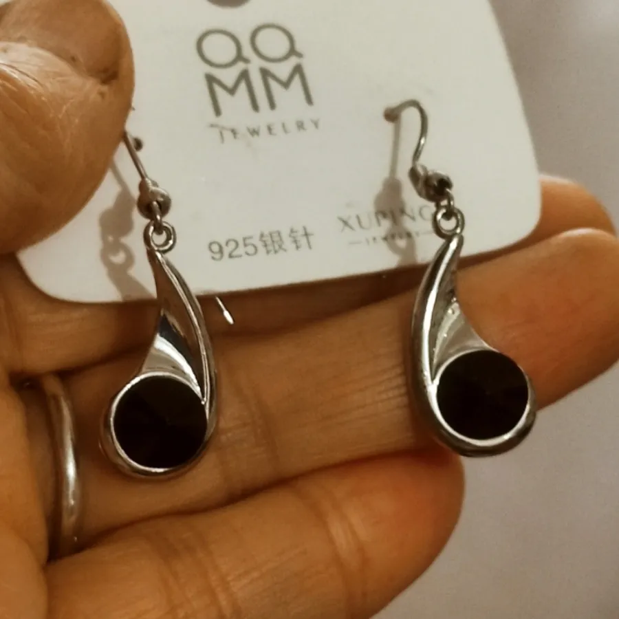 گوشواره زیبا نگین مشکی