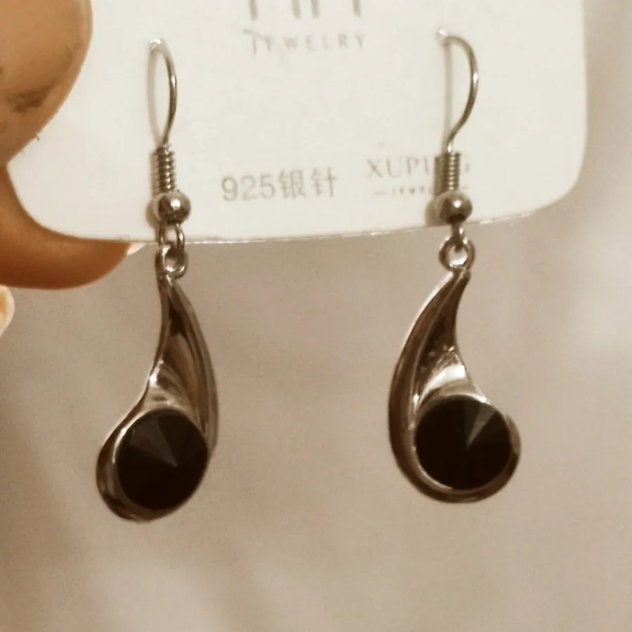 گوشواره زیبا نگین مشکی