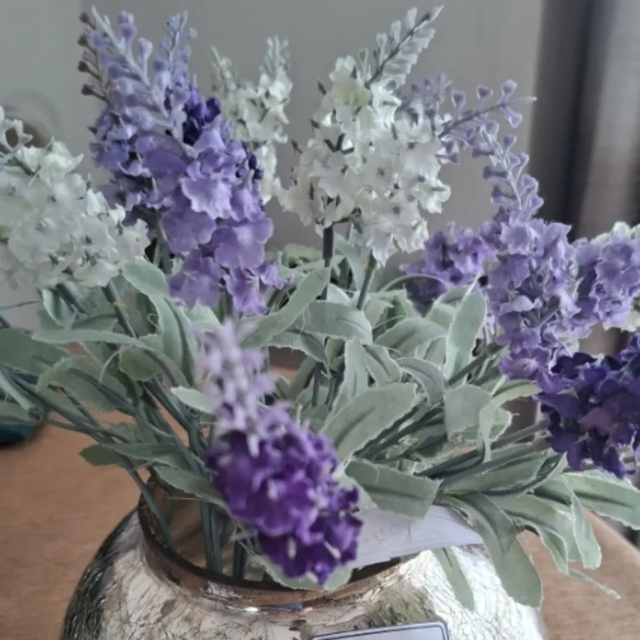 گلدان با گل مصنوعی