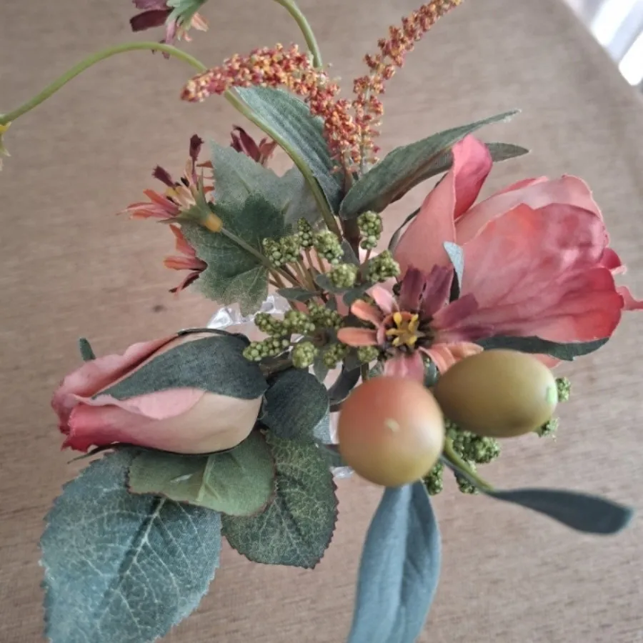 گلدان با گل مصنوعی