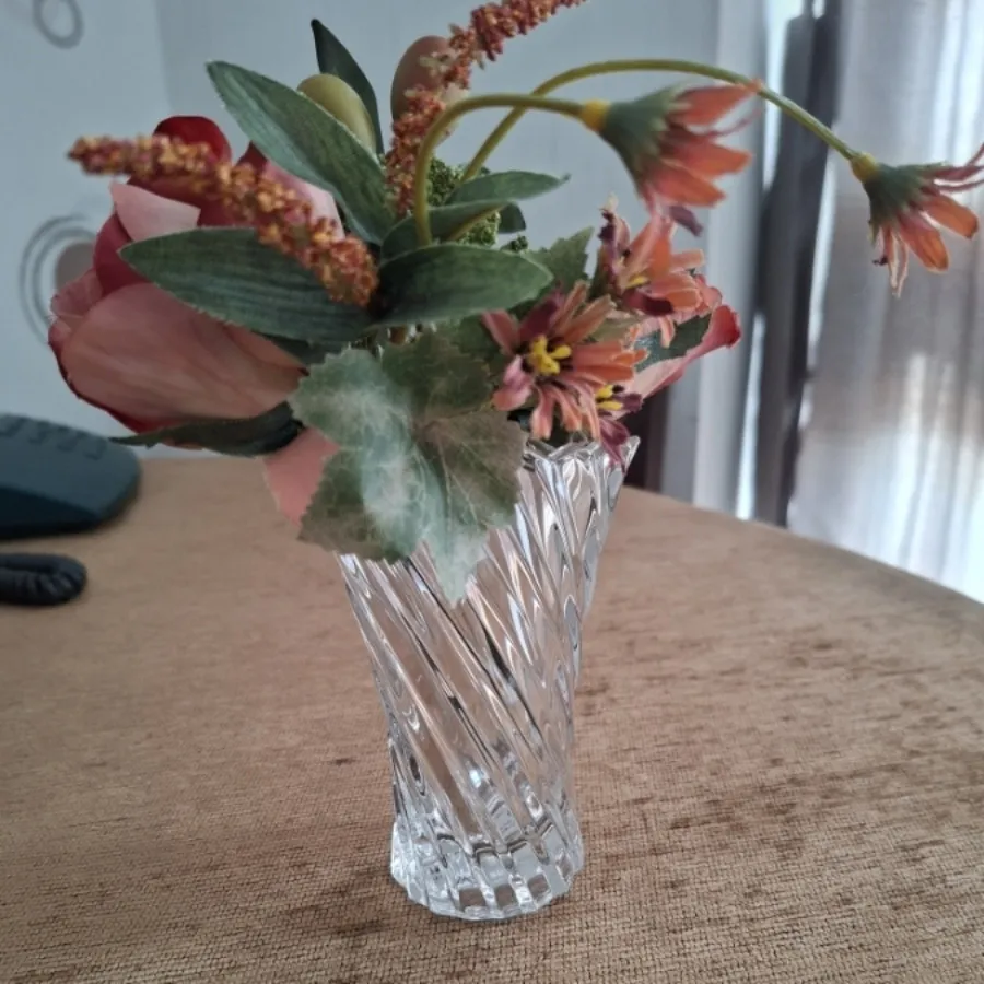 گلدان با گل مصنوعی