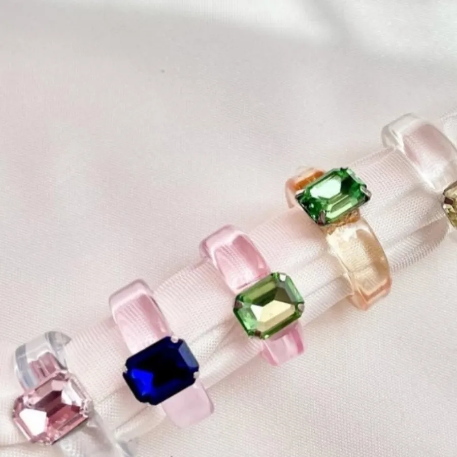 انگشتر نگین دار