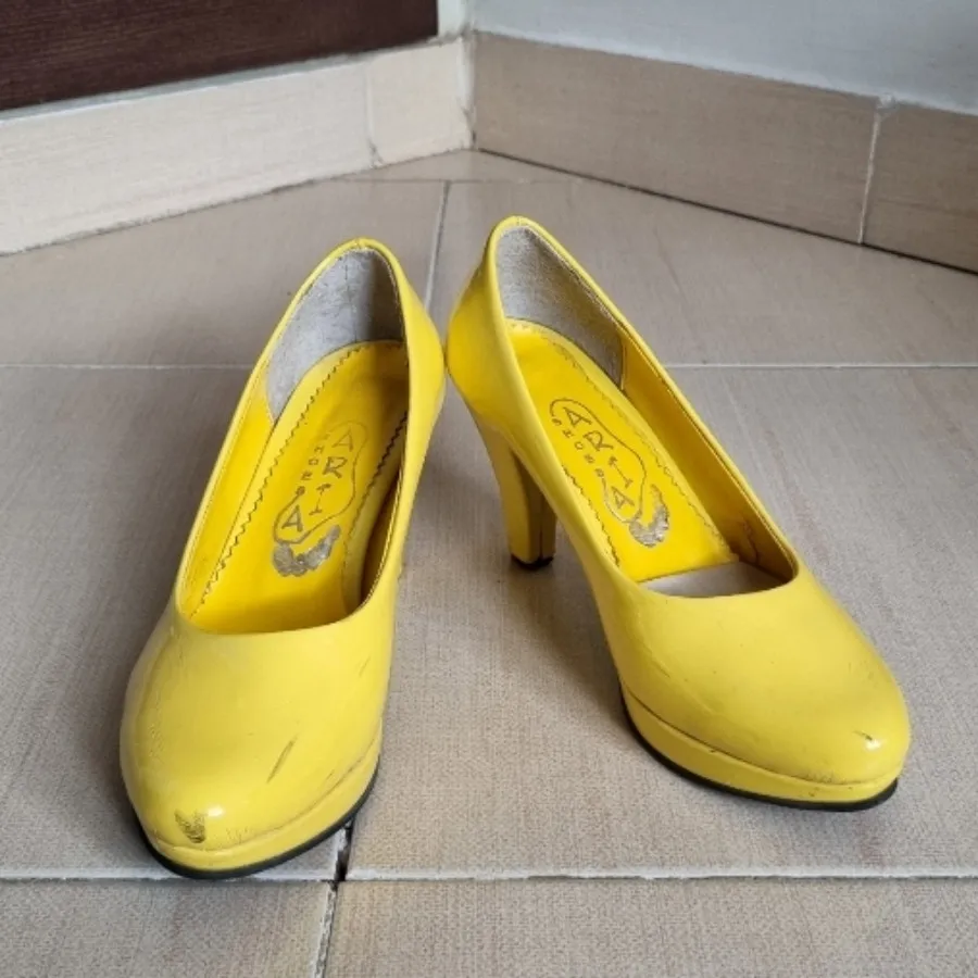 کفش زرد ورنی