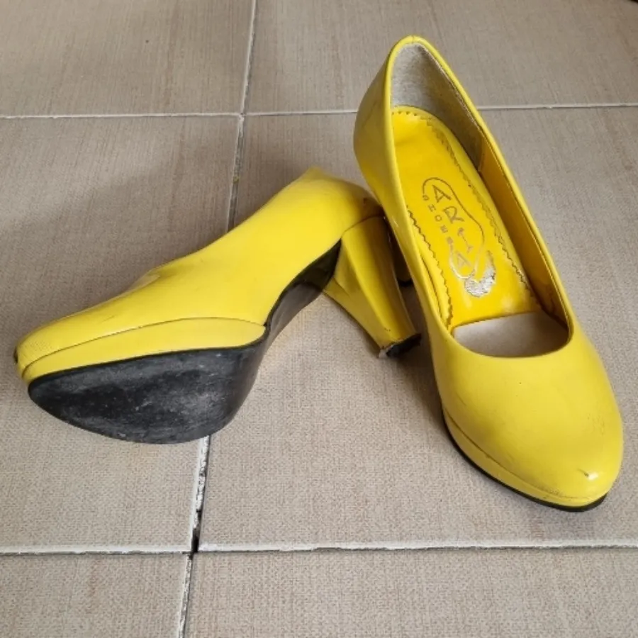 کفش زرد ورنی