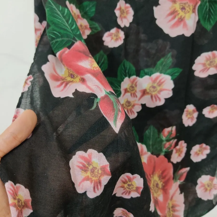 شال مشکی گلگلی