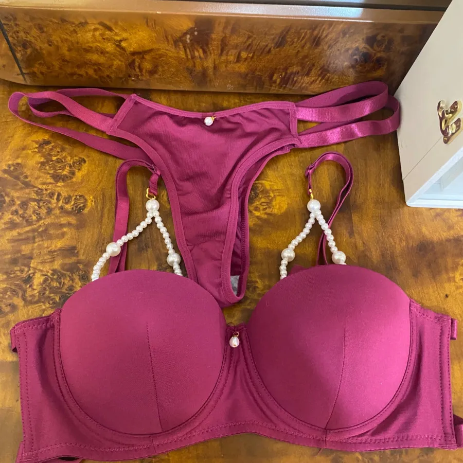 سوتین و شرت مرواریدی