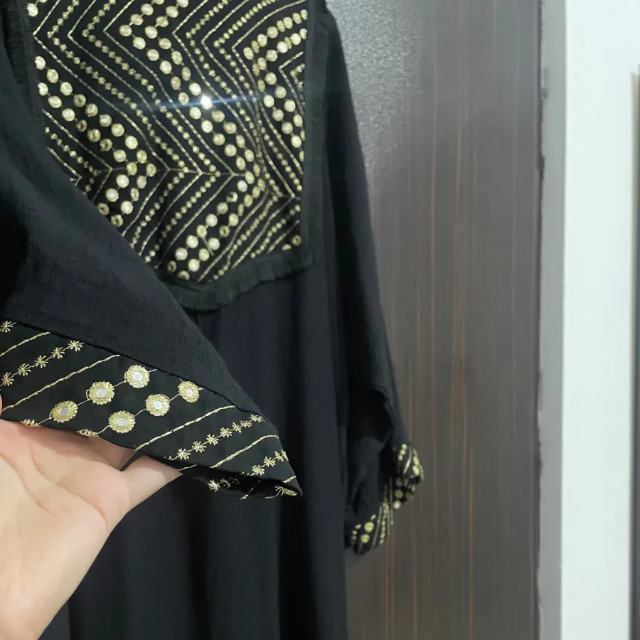 عبای مشکی ‌سوزن دوزی