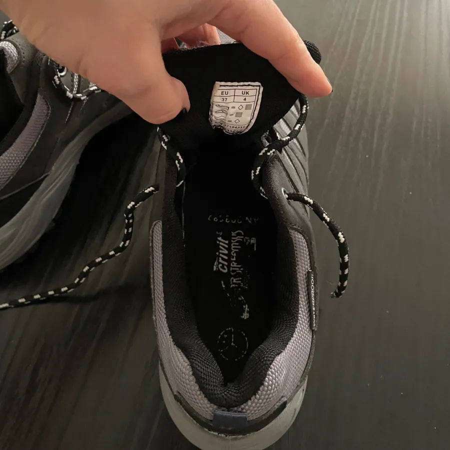 کفش کتانی ورزشی کریویت