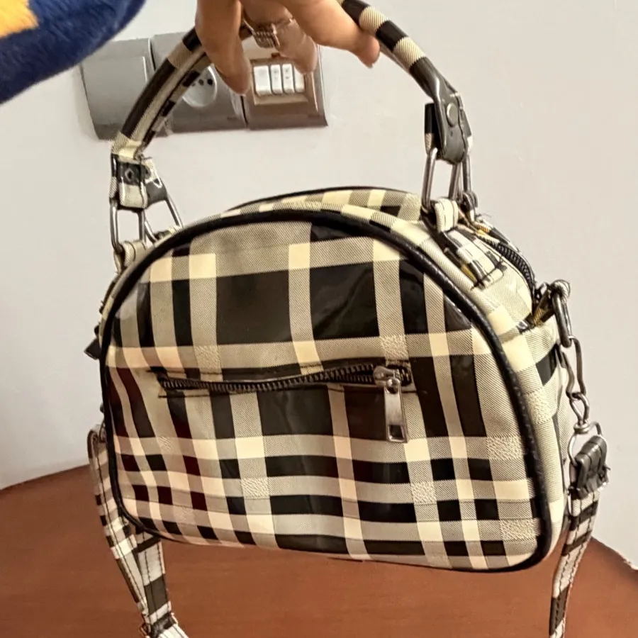 کیف کرمی مشکی چهارخونه