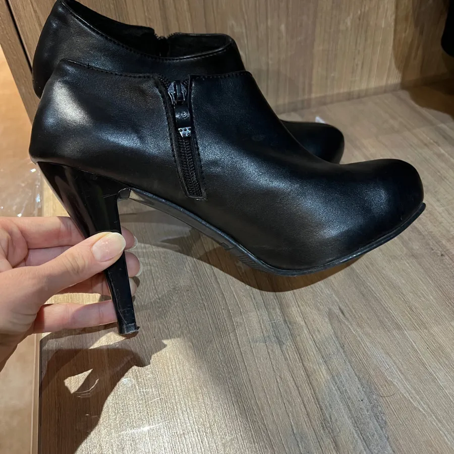 نیم بوت پاشنه دار