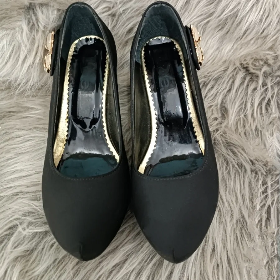 کفش پاشنه طلایی