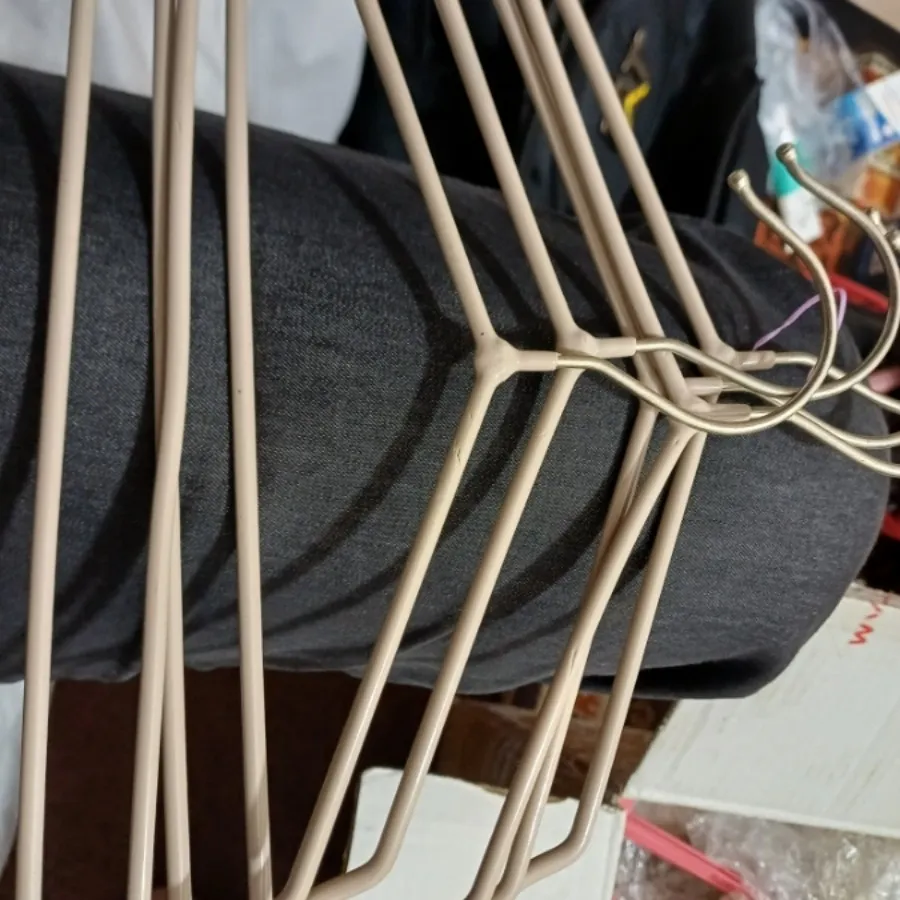 آویز لباس چوب لباسی