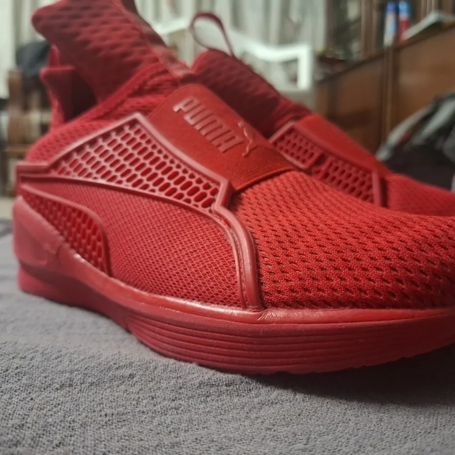 کفش پوما قرمز.