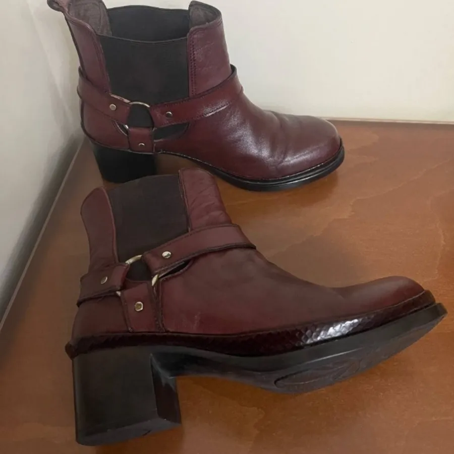 نیم بوت چرم زرشکی