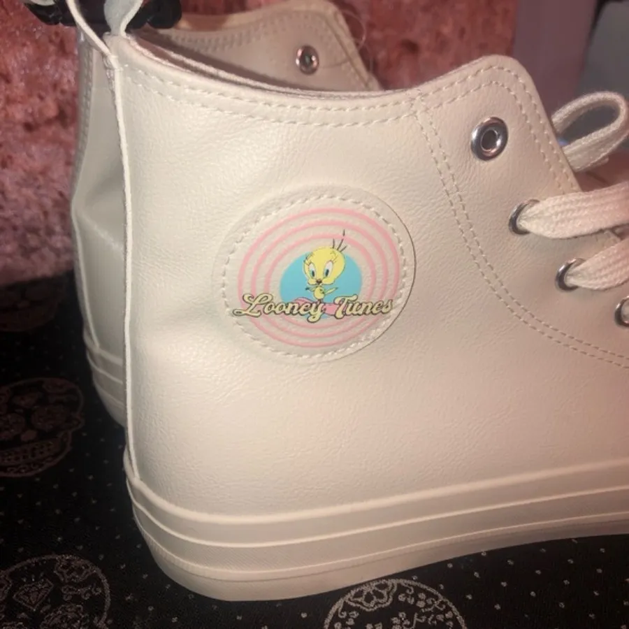 کفش looney tones