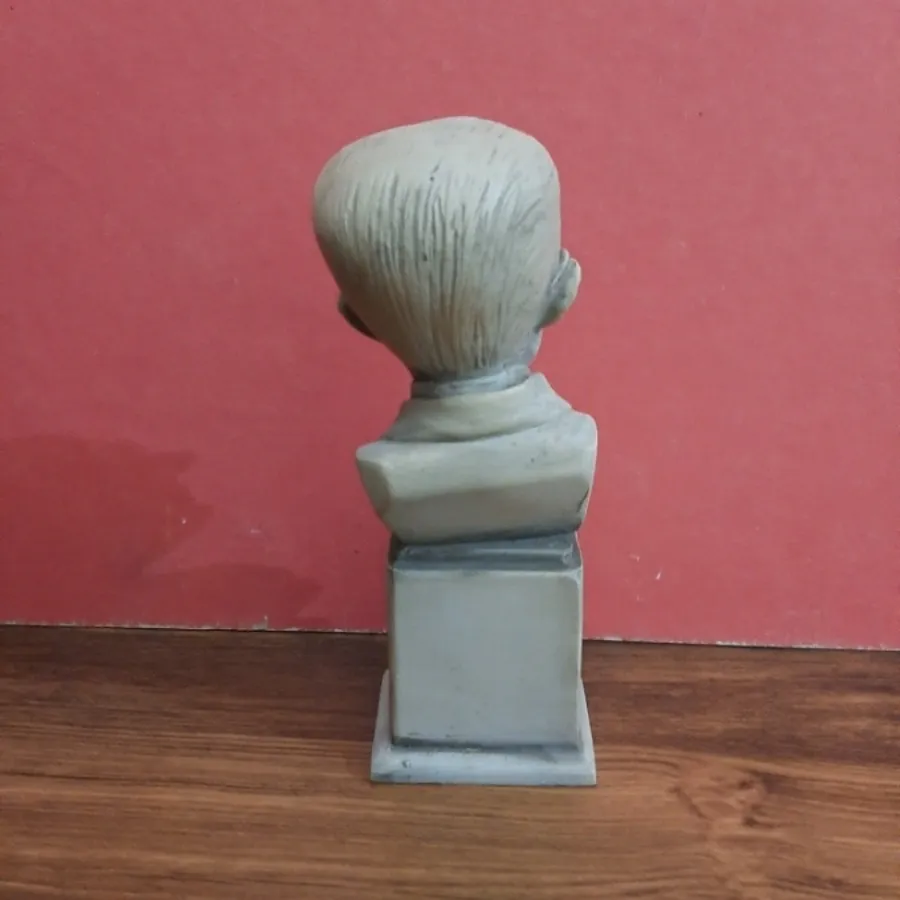 سردیس یادمان صادق هدایت