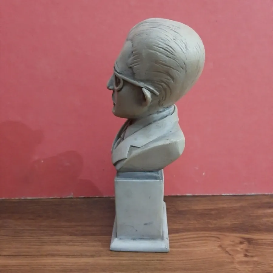 سردیس یادمان صادق هدایت