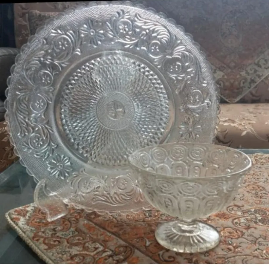 نقل خوری و دو عدد شقاب